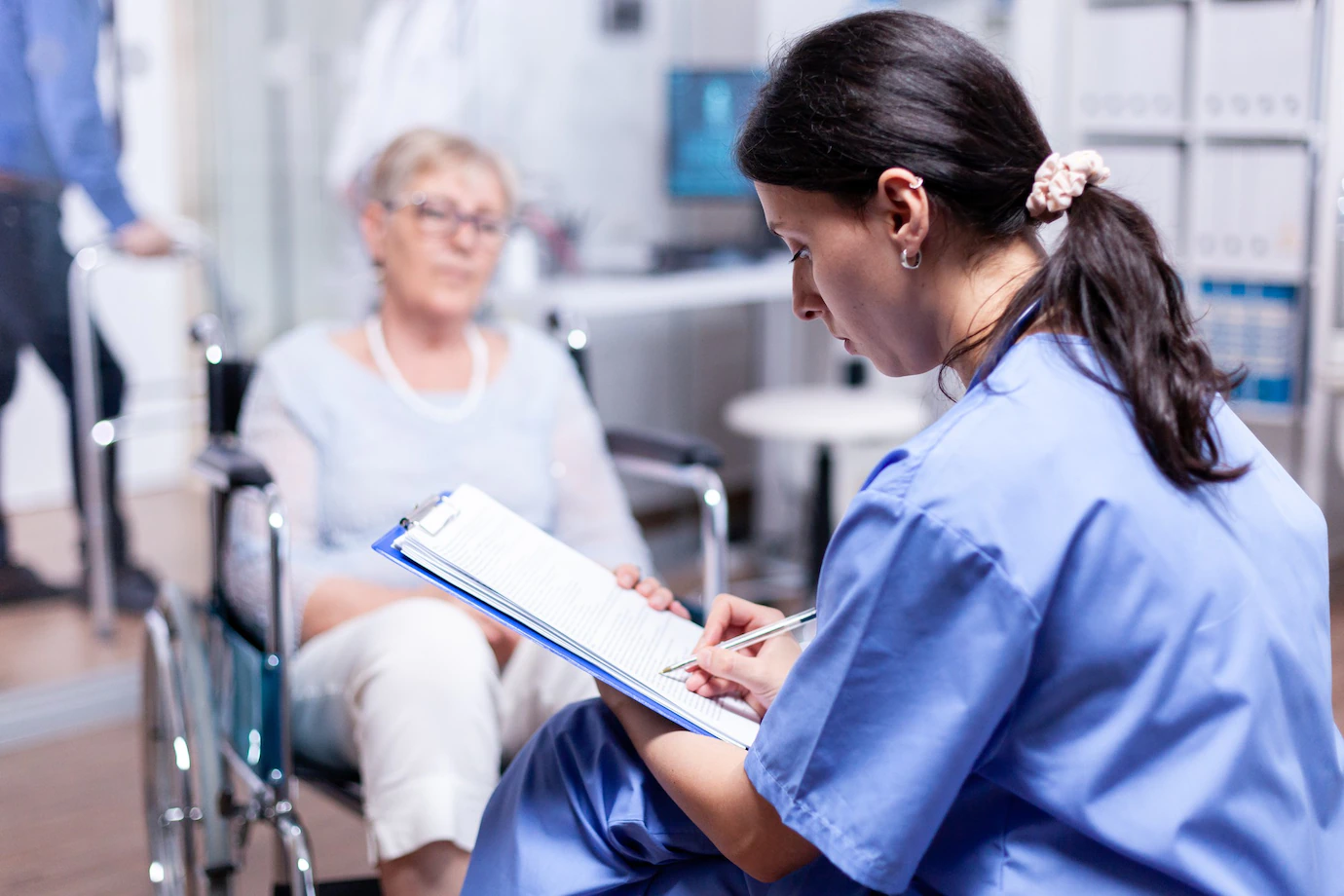 infirmiere-ecrivant-ordonnance-pour-femme-agee-handicapee-fauteuil-roulant-apres-examen-medical_482257-8485